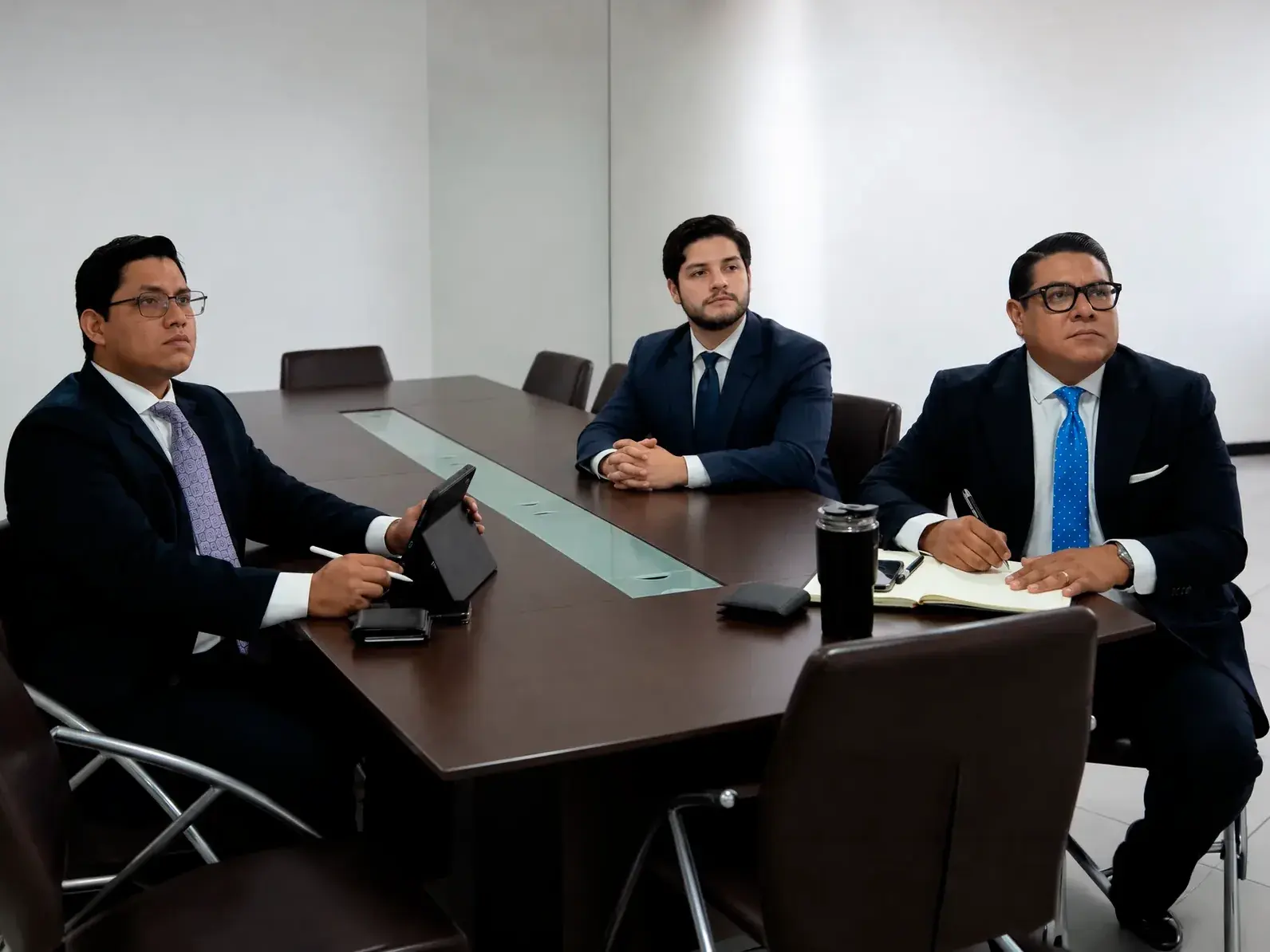Equipo de Certus Abogados reunido en la oficina